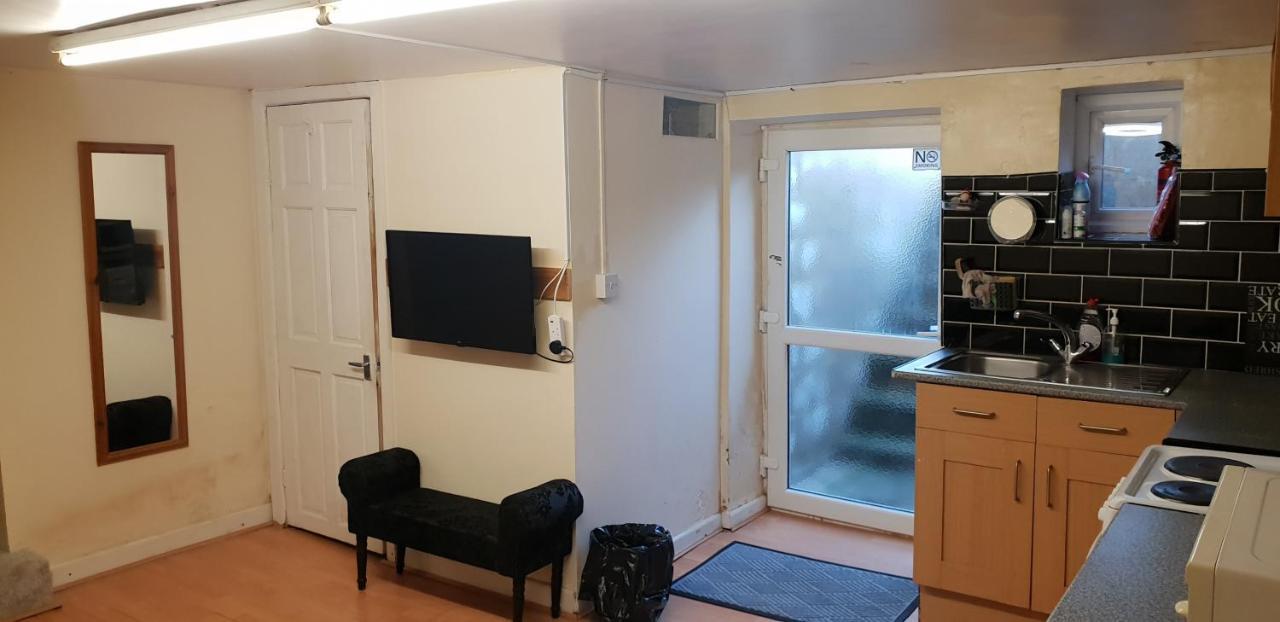 ハダーズフィールドPrivate Basement Studio Flat With Modern Featuresアパートメント エクステリア 写真