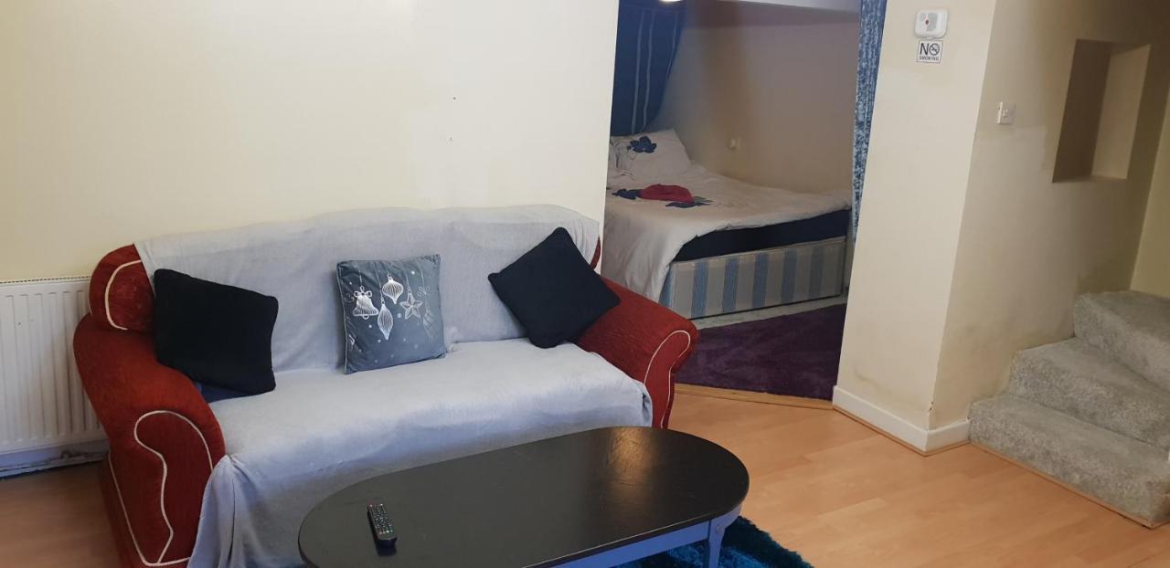 ハダーズフィールドPrivate Basement Studio Flat With Modern Featuresアパートメント エクステリア 写真